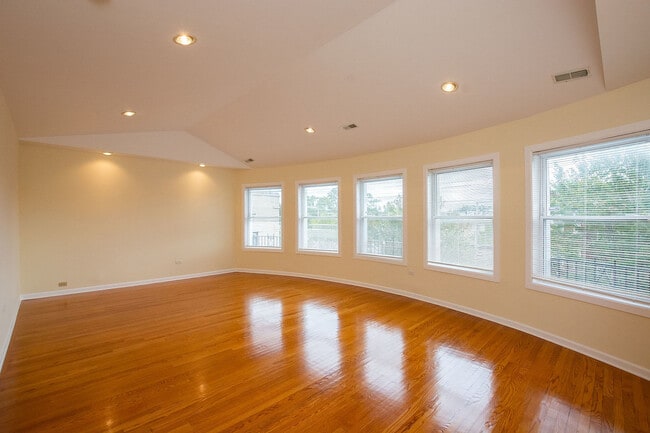 Building Photo - 7554 N Claremont Ave