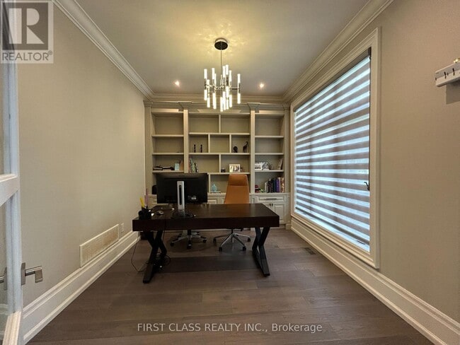 Photo du bâtiment - 2194 Elmhurst Ave