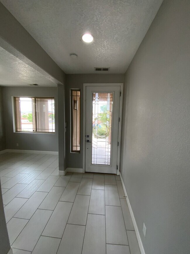 Foto del edificio - 3 Bedroom & An Office Luxury Home Availabl...