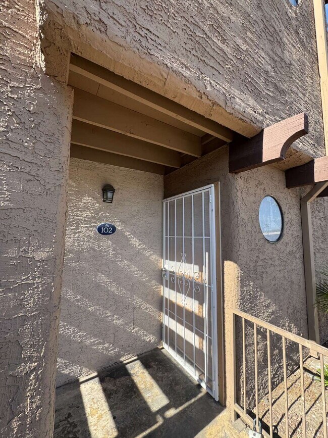 Foto del edificio - 2 Bed, 1 3/4 Bath Condo