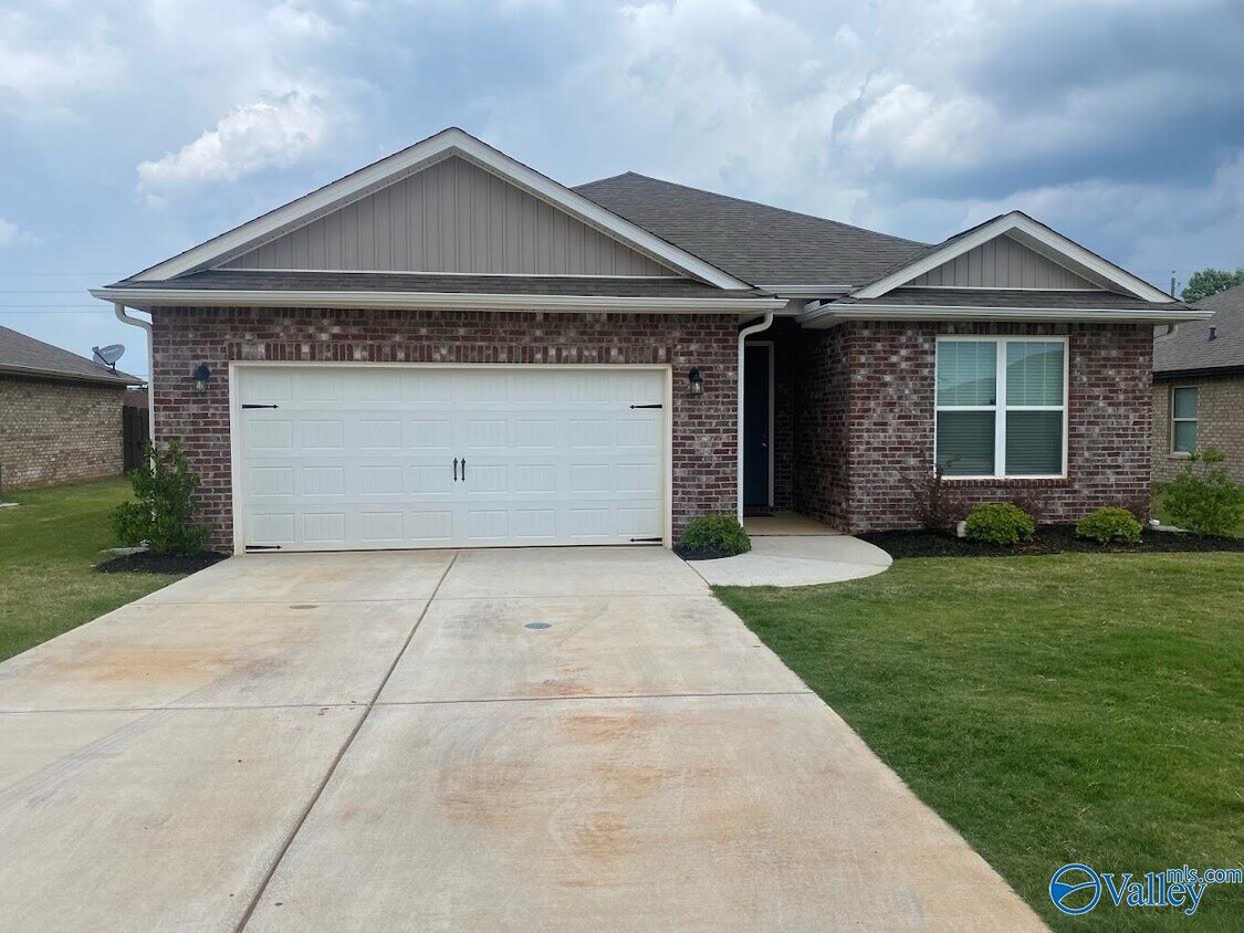 177 Cherry Laurel Dr, Hazel Green, AL 35750 House Rental in Hazel