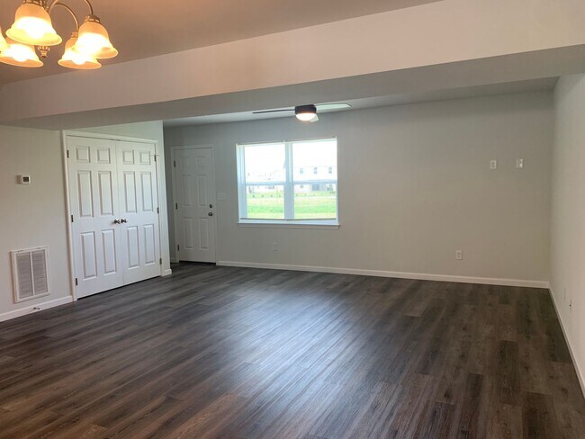 Foto del edificio - Spacious 3-Bedroom End-Unit Townhouse – Ap...