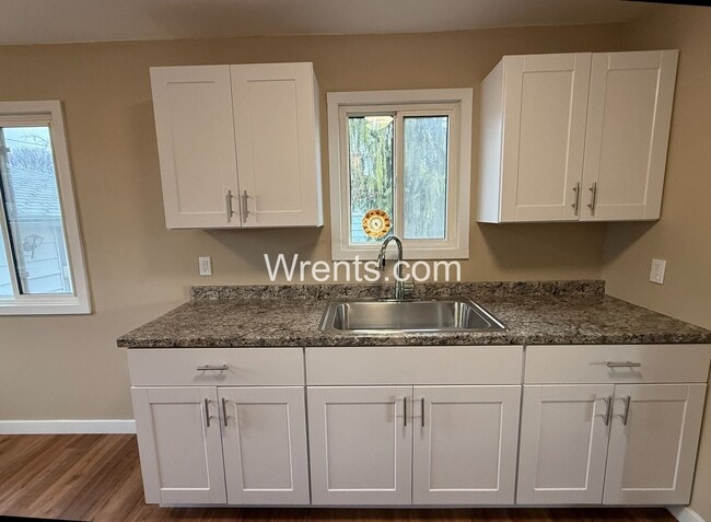 Building Photo - Cute Three Bedroom Home