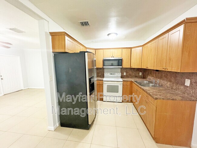 Building Photo - 1300 NW 11th Ct