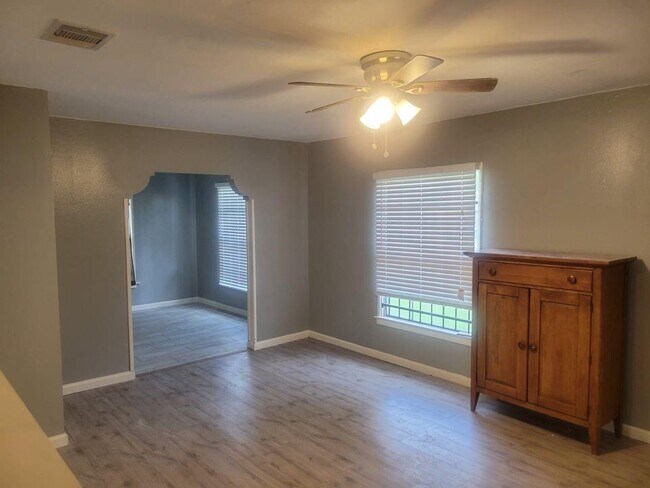 Foto del edificio - 4524 Dixie Dr