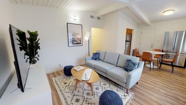 Building Photo - Community living by private bedrooms in Si...