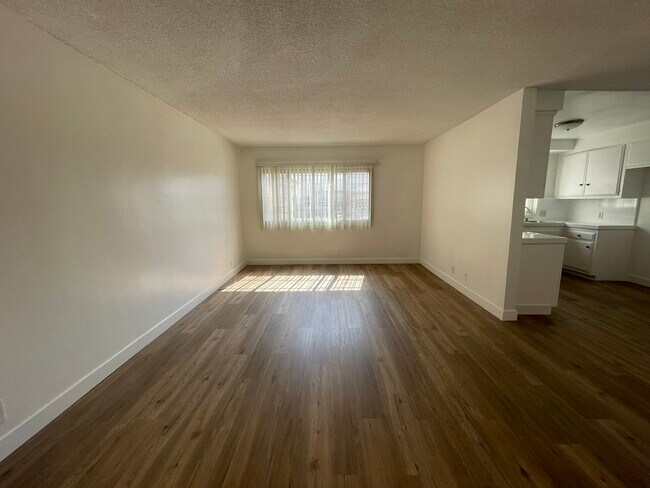 Building Photo - 623 S Grevillea Ave