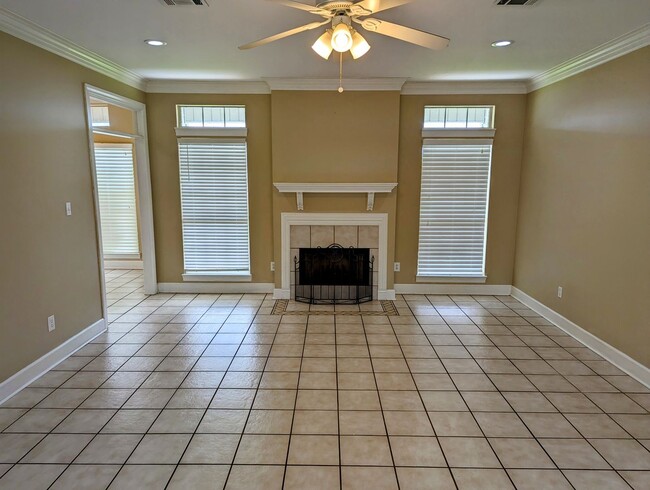 Building Photo - Beautiful Rental Home with a Very Nice Flo...