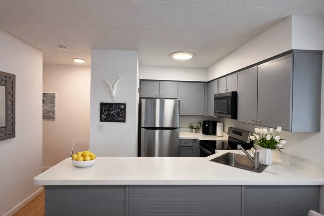 Building Photo - 5 Linden St