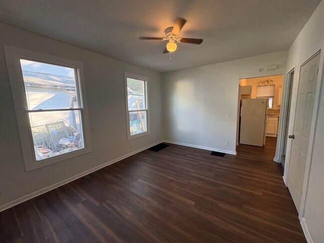 Foto del edificio - Three bedroom one bathroom home for rent