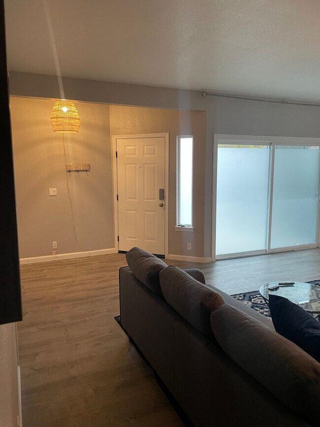 Building Photo - Renovated 2 Bedroom Condo -  Furnished