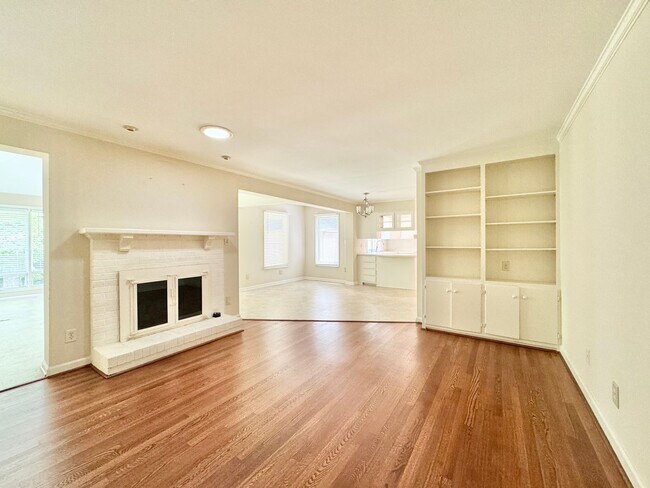 Building Photo - Spacious 4 Bedroom Off Jefferson Rd