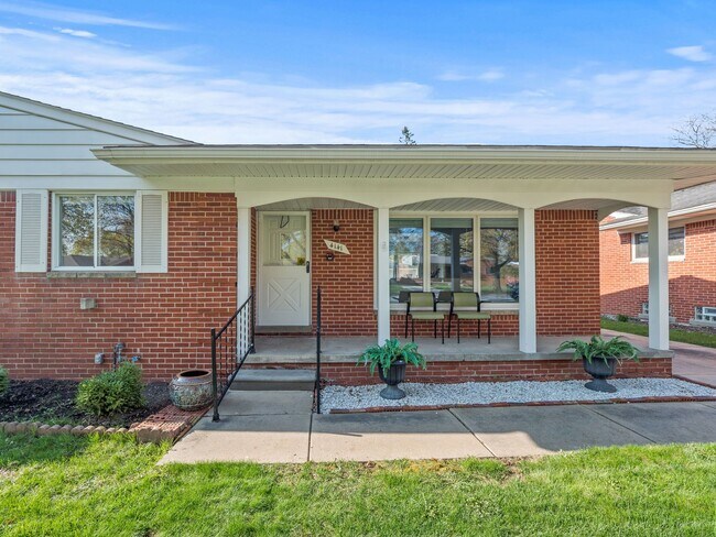 Building Photo - 4141 Colonial Dr