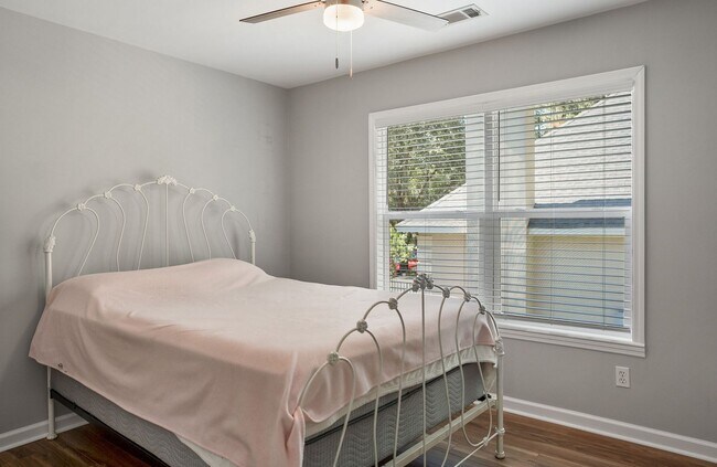 Building Photo - Updated Beaufort Townhome