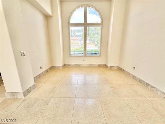 Building Photo - 8753 Rainbow Ridge Dr