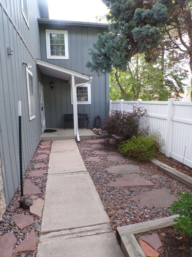 Building Photo - Heather Ridge Townhome (27XA)