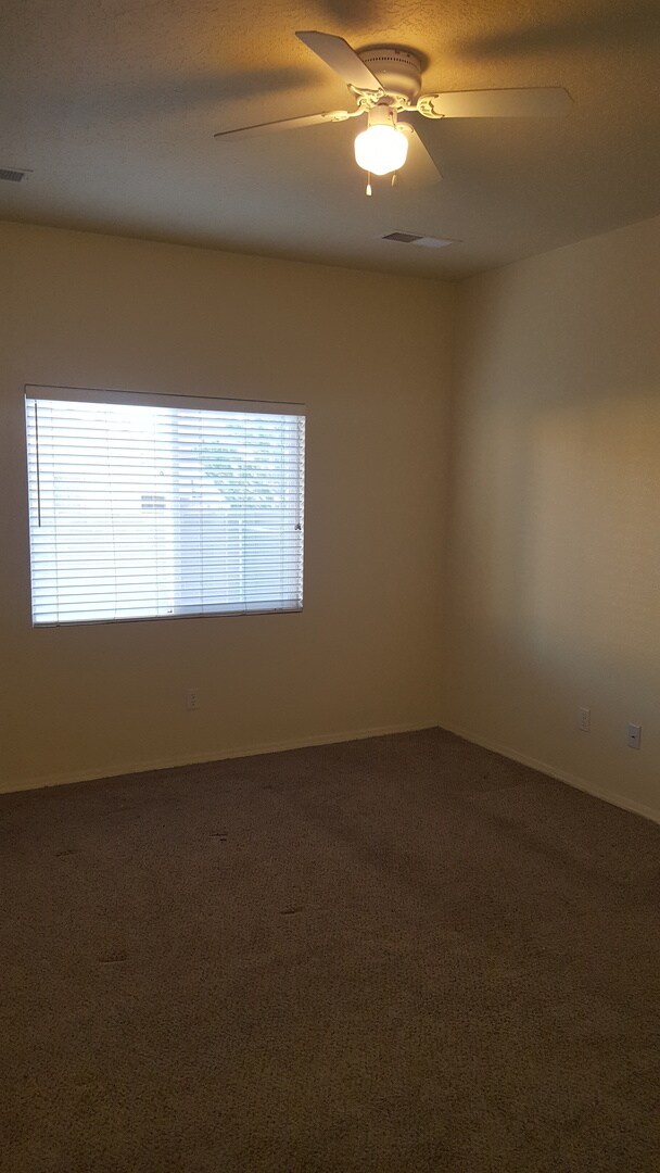 Building Photo - VISTA DEL NORTE 3 Bedroom 2 Bath  2 Car Garage