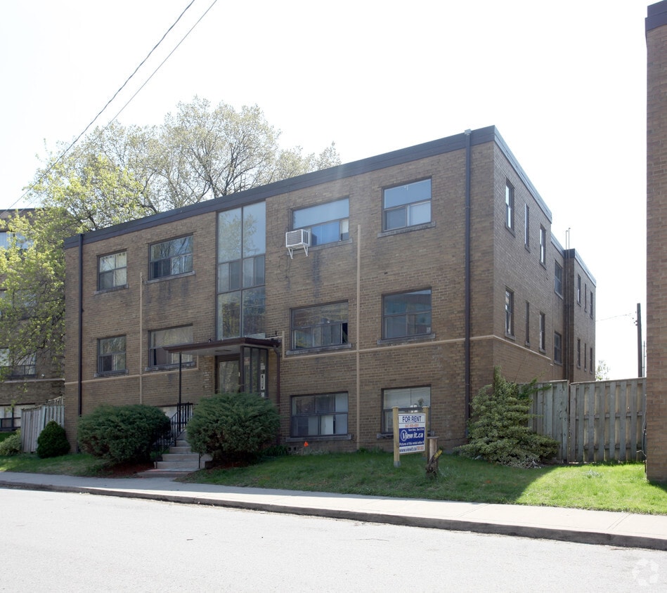 Building Photo - 5 Greentree Ct