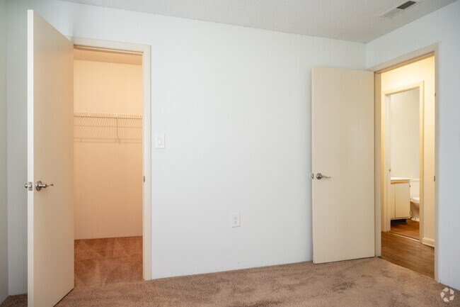 2BR, 1BA - 824SF - Country Club Apartments