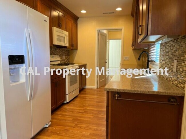 Building Photo - Beautiful two bedroom in Monterey, CA!