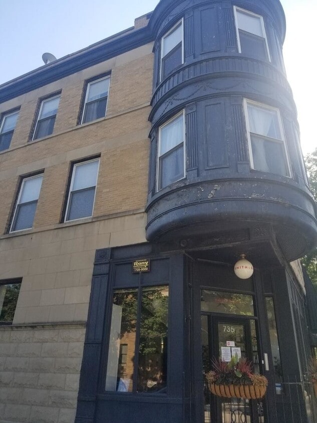 Building Photo - 723 W Wrightwood Ave