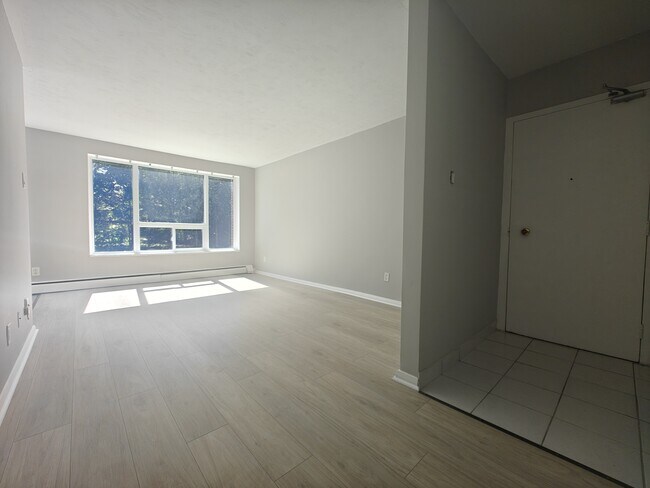 Photo du bâtiment - 602 Silverbirch Rd