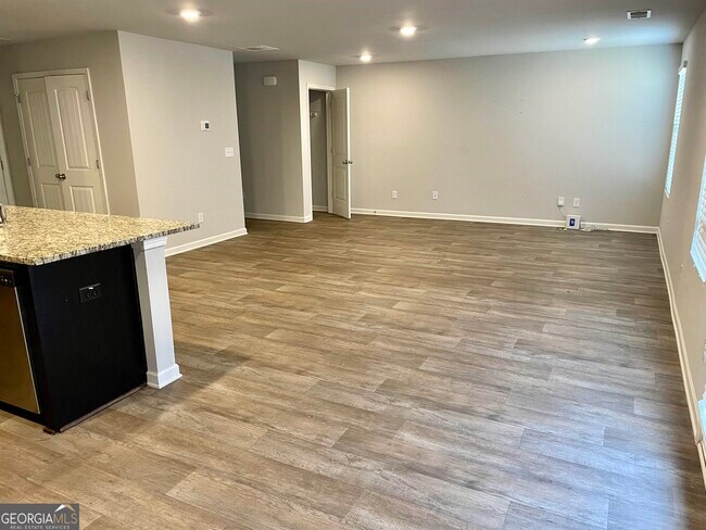 Building Photo - 107 River Birch Ln