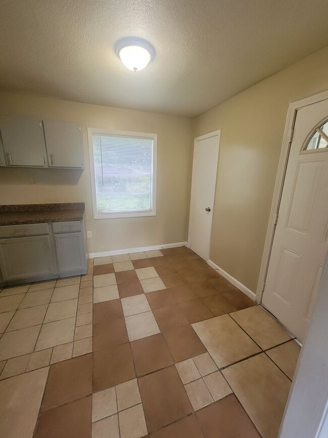 Building Photo - 4 Success is offering this 3 bedroom 1 bat...