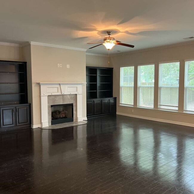 Foto del edificio - This beautiful 4 bedroom, 2.5 bath home in...