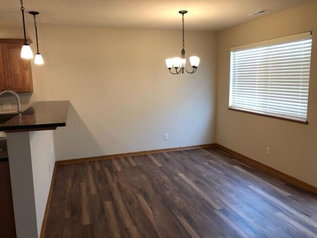 Foto del edificio - 3 bedroom, 2 1/2 bath Townhouse