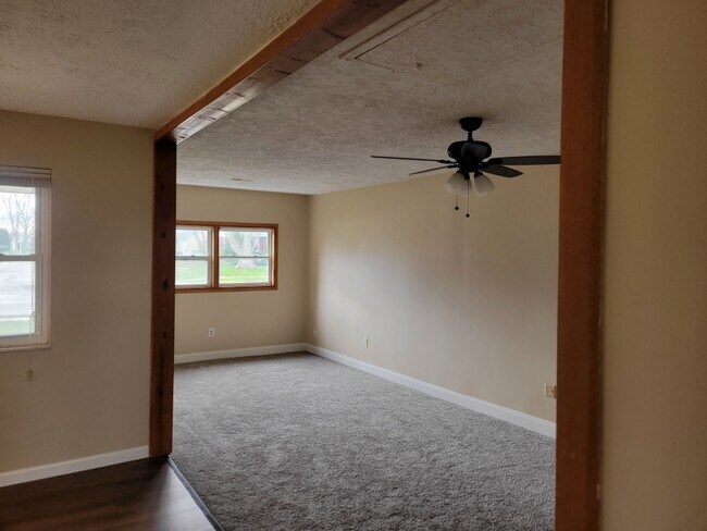 Building Photo - 111 S Kings Chapel Dr