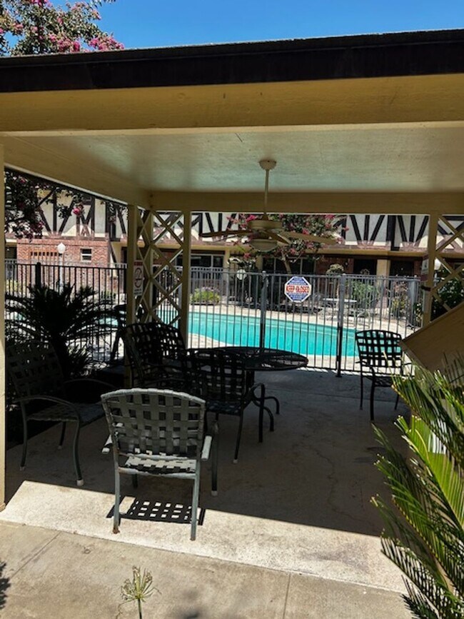 Building Photo - Single Family Home / Condo for Rent - Sout...