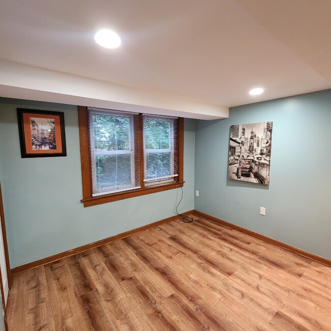 Building Photo - 1305 Otis St NE