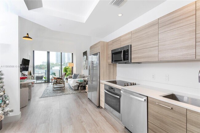 Foto del edificio - 121 NE 34th St