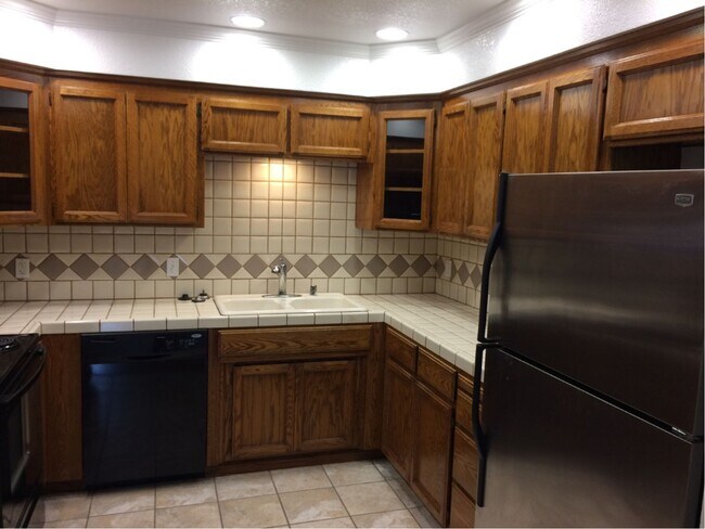 Building Photo - 3 Bedroom 2 Bath Home in Davis