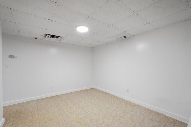 Foto del edificio - 230-228 Universal Rd