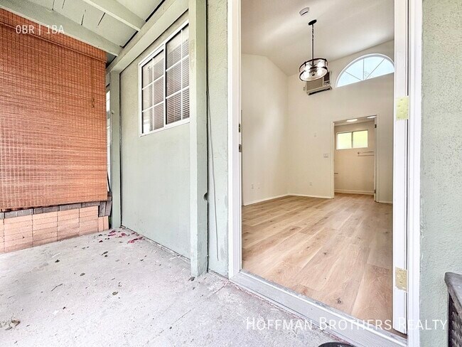 Foto del edificio - 2448 Beachwood Dr