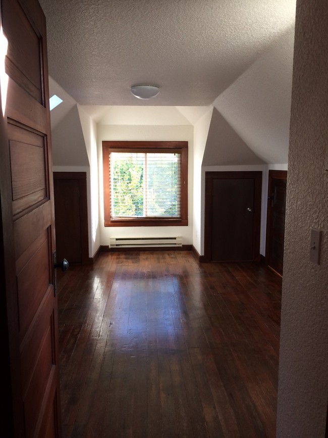 Building Photo - Glisan Townhomes