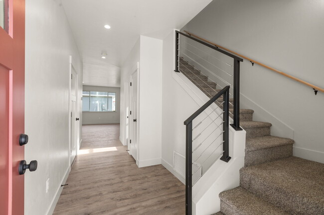 Foto del edificio - Newer 4 bedroom w/ 3 car garage