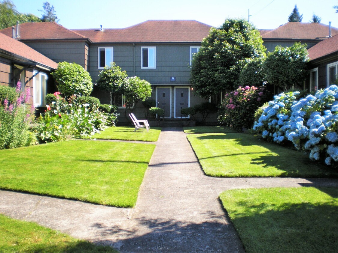 Courtyard entrance - 316 NE 60th Ave