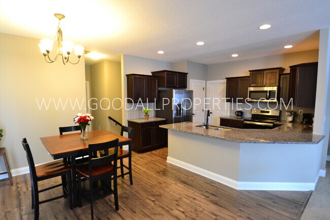 Building Photo - 4 bedroom 3.5 bath Townhome in the Heart o...
