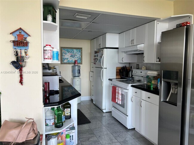 Foto del edificio - 17600 N Bay Rd