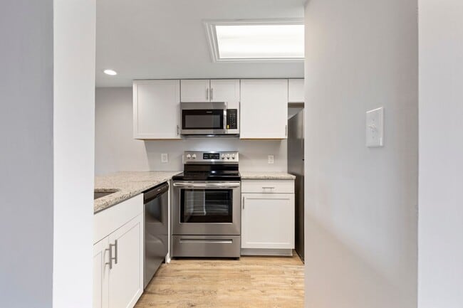 Foto del edificio - Master Suite with Balcony!!! Completely remodeled 2 level townhome close to the beaches of Surfside!