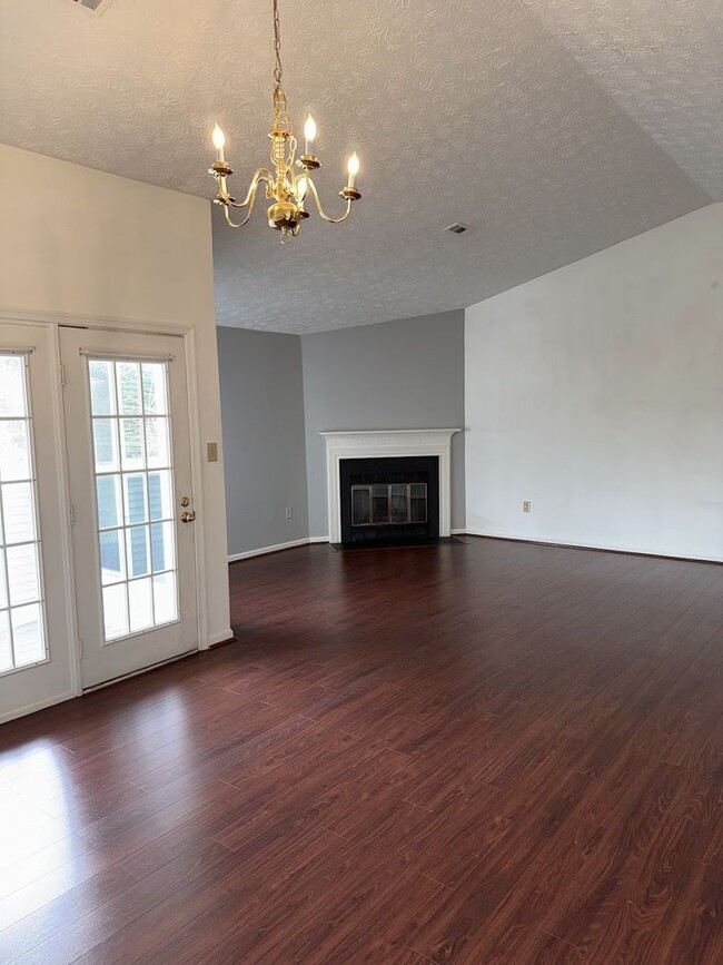 Building Photo - Spacious Two Bedroom Condo