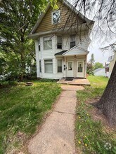 Building Photo - 1122 E 5th St