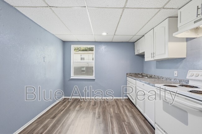 Building Photo - 2215 Riverview Dr