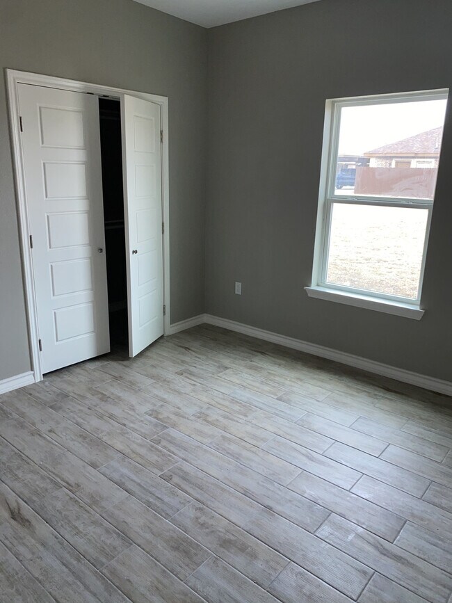 Building Photo - Primrose Real Estate