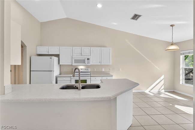 Building Photo - 815 SW 11th Ave