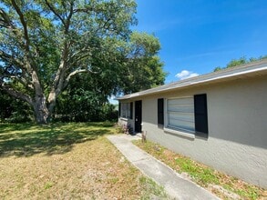 Building Photo - 1717 Birchwood Cir