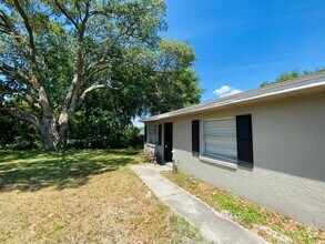 Building Photo - 1717 Birchwood Cir